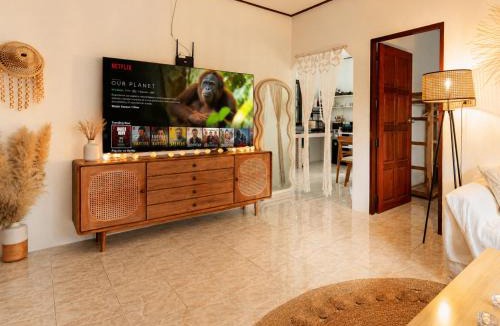 Wok Tum House | Amsterdam House - Hin Kong - Double King Bed - 4K SmartTV