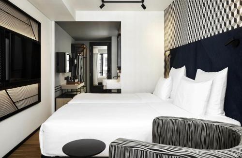 Daun Penh Hotel | TRIBE Phnom Penh Post Office