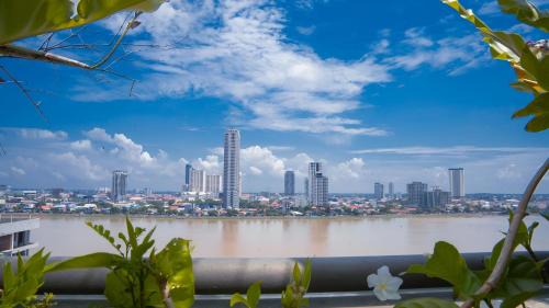 Daun Penh Hotel | LCS Hotel & Apartment