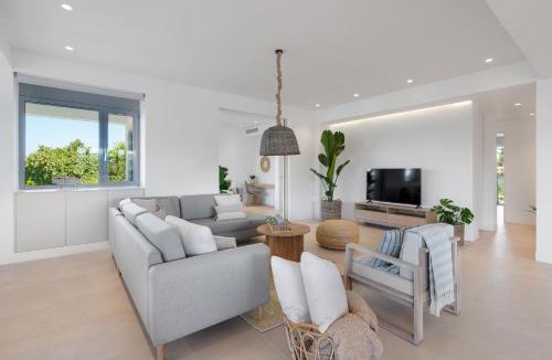 Kounoupidiana Apartment | Le Mont Blanc - with shared Pool