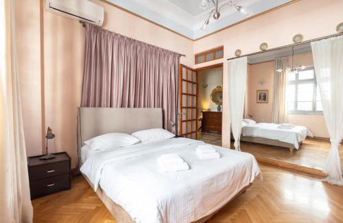 Plaka Apartment | Ideal 4 bdr Apartment in Plaka for 10!