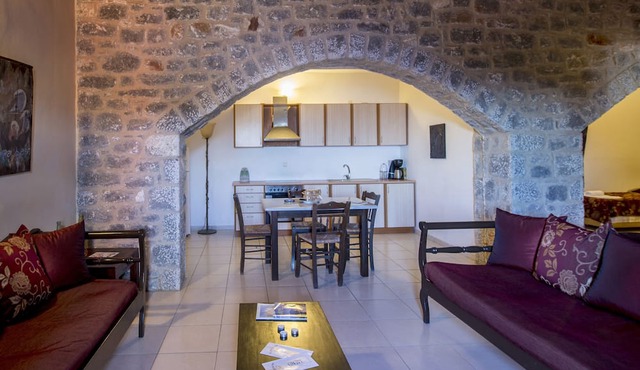 Orestis - stone built traditional apartment in Oitylo