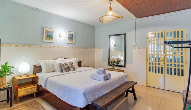 Cozy 1990s Khmer Style Flat in Heart of Tonle Bassac