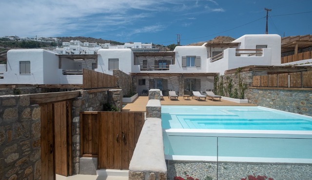 Luxury 2-Bedroom Apartment with Private Pool, wide Veranda and Sea View (3B)