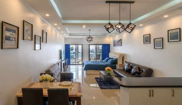 Stylish Jomtien Beachfront Studio /sea view/ large pool/ full kitchen