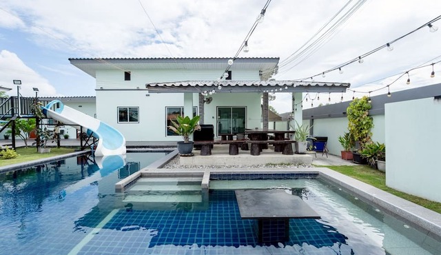 Luxurious 12-bedroom Villa Retreat in Tambon Pong, Thailand