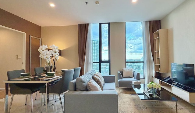 Skyline View · Pool, Gym, Fast Wi-Fi