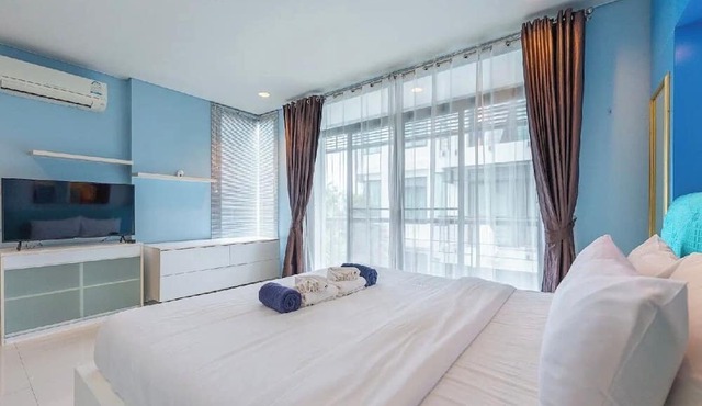 Bright Studio at 6th Avenue Surin C209