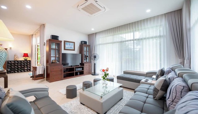 Sriwaree Pool Villa Khao Lak - 8 meter Pool - 3 bedroom-2 bath