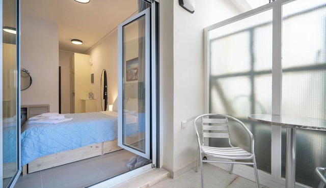 City Center Studio for 2 by MPS