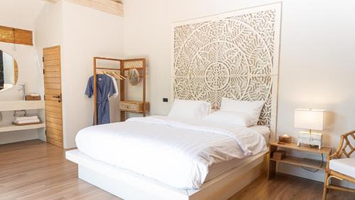 Cozy Detached Room, Pool and Garden Access