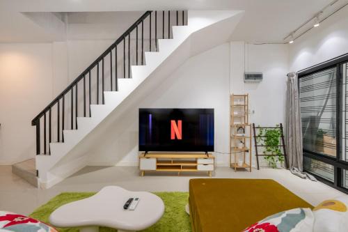 MIQ Ekkamai1 - 5BR house 65 inch TV