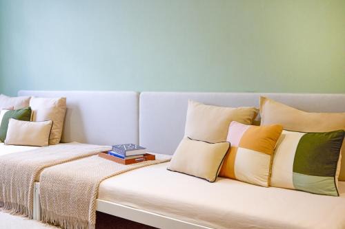 Newly Renovated, 4BR Townhouse , 5min MRT , Group