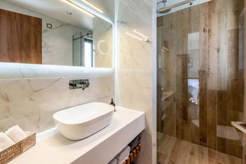 Lusol Seafront Villas - "Free" Heated Pools, 100m Sea